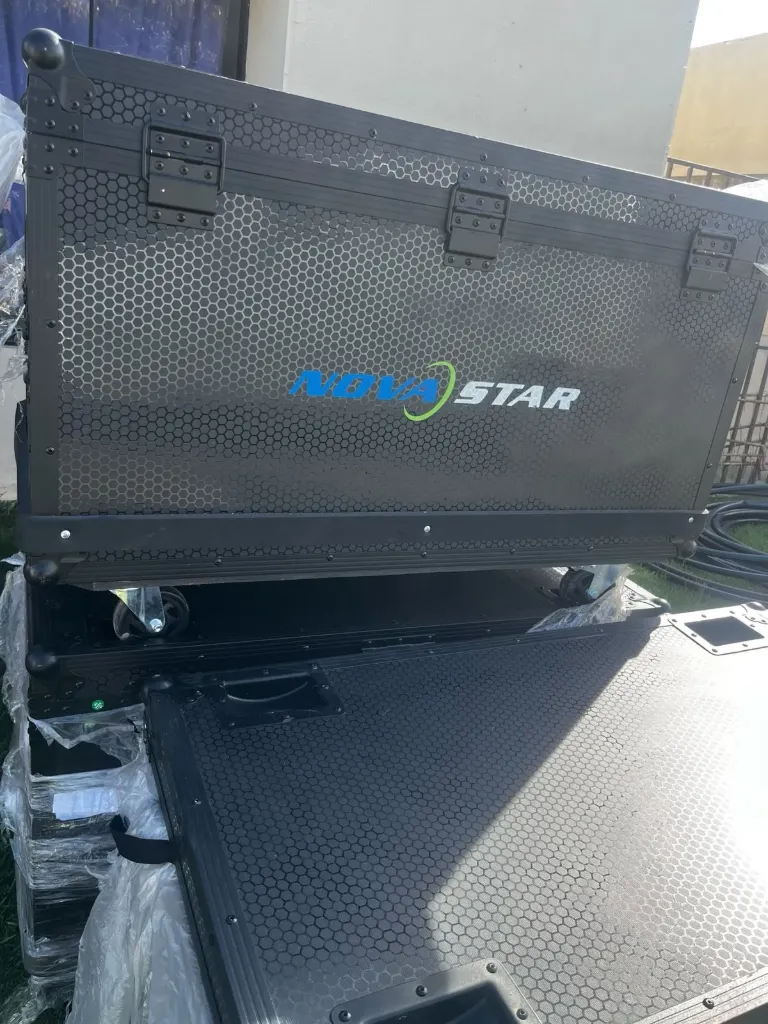 Rack con Pantalla P3.91 OUTDOOR 500x500mm (2m²)